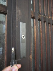 木製玄関に鍵を付けました！